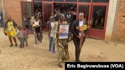 John Williams Ntwali, rédacteur en chef du journal The Chronicles, est mort le 18 janvier lorsqu'un véhicule a percuté la moto sur laquelle il se trouvait.