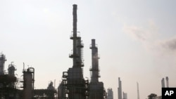 资料照片：伊朗首都德黑兰以南的炼油厂。