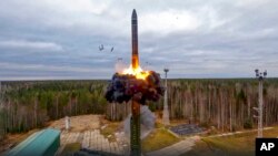 Potongan gambar dari sebuah video yang dirilis oleh Kementerian Pertahanan Rusia pada 26 Oktober 2022 menunjukkan peluncuran rudal balistik antarbenua dalam sebuah uji coba di Plesetsk, Rusia. (Foto: Russian Defense Ministry Press Service via AP, File)