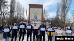 Ərdəbil universitetində Xoy zəlzələsindən zərər çəkənlər üçün toplaşan bir qrup tələbə