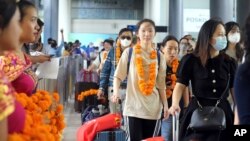 Para wisatawan China tiba di Bandara Internasional Ngurah Rai di Bali, Indonesia, hari Minggu 22 Januari 2023.
