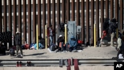 Migranti sjede duž američko-meksičke granice, kao što se vidi iz Ciudad Juareza, Meksiko, 8. januara 2023. Podaci američke carine i granične zaštite pokazuju da je 874.449 migranata došlo na američko-meksičku granicu od oktobra 2022.