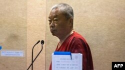 Chunli Zhao (66 tahun), tersangka penembakan di sebuah usaha budidaya jamur di Half Moon Bay, California utara yang tewaskan 7 orang, tampil mendengarkan dakwaan di pengadilan San Mateo, California, Rabu (25/1). 