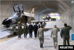 سرلشکر عبدالرحیم موسوی فرمانده کل ارتش و سرلشکر محمد باقری رئیس ستاد کل نیروهای مسلح روز سه شنبه از اولین پایگاه زیرزمینی نیروی هوایی موسوم به «عقاب ۴۴» در مکانی نامعلوم در ایران بازدید کردند.