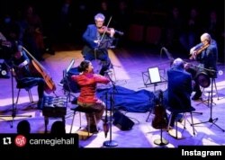 Peni Candra Rini dan Kronos Quartet (Foto: 📷: jennifertaylorphotography/ IG: Carnegie Hall, Peni Candra Rini)
