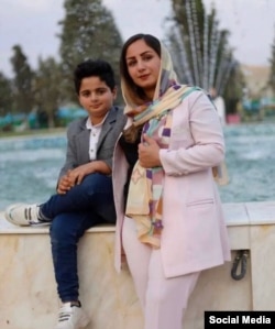 کیان پیرفلک در کنار مادرش زینب مولایی‌راد