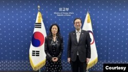 정 박 미국 국무부 대북특별부대표(왼쪽)와 이준일 한국 외교부 북핵외교기획단장이 지난 2월 한국 외교부 청사에서 만났다. 사진 = 한국 외교부.