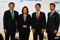 资料照：（从左至右）时任美在台协会处长梅健华、台湾总统蔡英文、时任台北美国商会章锦华和时任美国国务院亚太事务副助理国务卿黄之瀚在台北的一次宴会上合影。（2018年3月21日）