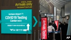 Penumpang yang tiba dari China memasuki pusat pengujian COVID-19 di Bandara Internasional Incheon di Incheon, Korea Selatan, Selasa, 10 Januari 2023. (Foto: AP)