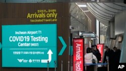 چین میں کووڈ۔19 سے منسلک پابندیاں ہٹانے کے باوجود ہوائی سفر کرنے والوں کے لیے کووڈ ٹیسٹ بدستور ضروری ہے۔ 