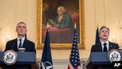 ລັດຖະມົນຕີການຕ່າງປະເທດ ສະຫະລັດ ທ່ານແອນໂຕນີ ບລິງເກັນ, ຂວາ, ແລະເລຂາທິການໃຫຍ່ ອົງການເນໂຕ້ ທ່ານເຈັນສ໌ ສະໂຕລເທັນເບີກ ກ່າວຢູ່ທີ່ກອງປະຊຸມຖະແຫລງຂ່າວ ຫຼັງຈາກກອງປະຊຸມ ຢູ່ທີ່ກະຊວງການຕ່າງປະເທດ ໃນນະຄອນຫຼວງ ວໍຊິງຕັນ, ວັນທີ 8 ກຸມພາ 2023.