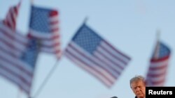 Presiden Donald Trump berpidato di Pangkalan Andrews di Maryland, sebelum bertolak ke Florida, Rabu, 20