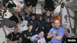 Para astronaut NASA dan SpaceX Crew-3 saat menjawab berbagai pertanyaan mengenai pengalaman mereka di Stasiun Antariksa Internasional (ISS).
