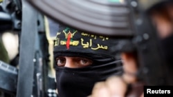 Anggota kelompok militan Jihad Palestina turut serta dalam aksi perayaan serangan yang terjadi di Israel, di Khan Younis, di selatan Jalur Gaza, pada 8 April 2022. (Foto: Reuters/Ibraheem Abu Mustafa)