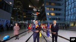 Мислам дека договорот што го нуди Украина е праведен - вие ни давате оружје, ние ги жртвуваме нашите животи, рече украинскиот министер за надворешни работи