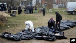 រូបឯកសារ៖ ប៉ូលិសកំពុងពិនិត្យសាកសពជនស៊ីវិលដែលត្រូវបានសម្លាប់ក្នុងអំឡុងពេលនៃការឈ្លានពានរបស់ទាហានរុស្ស៊ី​លើ​អ៊ុយក្រែន នៅទីក្រុង Bucha ជាយរដ្ឋធានីកៀវ ប្រទេសអ៊ុយក្រែន ថ្ងៃសុក្រ ទី ៨ ខែមេសា ឆ្នាំ ២០២២។