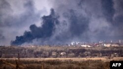 Oblak dima iznad grada Rubižne, u regionu Lugansk u istočnoj Ukrajini, 7. aprila 2022. (Foto: AFP/Fadel Senna)