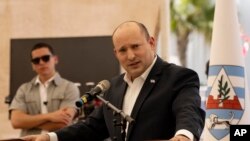 Perdana Menteri Israel Naftali Bennett berbicara dalam konferensi pers di Beit El, West Bank, pada 5 April 2022. (Foto: AP/Maya Alleruzzo)