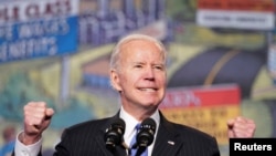 조 바이든 미국 대통령이 6일 워싱턴 D.C. 시내 행사에서 연설하며 대러시아 추가 제재를 언급하고 있다. 