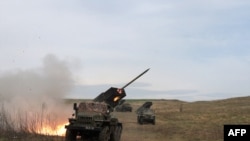 우크라이나군이 10일 돈바스 루한시크 근처에서 다연장 로켓 BM-21 '그라드'로 러시아군 진지를 포격하고 있다.