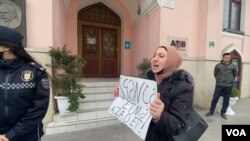 Gulmira Aslanova is protesting
