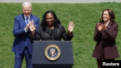 커탄지 브라운 잭슨 미 연방 대법관 지명자(가운데)가 8일 백악관에서 열린 인준 축하행사에서 조 바이든 대통령(왼쪽)과 카멀라 해리스 부통령(오른쪽)의 축하 박수를 받고 있다. 