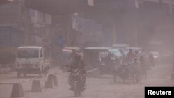 বাংলাদেশের গাজীপুরের টঙ্গী এলাকায় শীতকালে বায়ু দূষণের তীব্রতা বেড়ে যাওয়ায় যানবাহনগুলো ধুলোময় রাস্তায় চলাচল করছে। ছবি-রয়টার্স/মোহাম্মদ পনির হোসেন