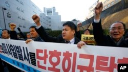 និស្សិត​កូរ៉េ​ខាង​ត្បូង​តវ៉ា​ប្រឆាំង​ជាមួយ​នឹង​ផ្ទាំង​អក្សរ​ប្រឆាំង​ការបង្ហោះ​មីស៊ីល​របស់​កូរ៉េ​ខាង​ជើង​ នៅ​មុខ​ទីស្នាក់ការ​នៃ​សមាគមជន​ជាតិ​​កូរ៉េ​គ្រាំទ្រ​រដ្ឋាភិបាល​ក្រុង​ព្យុងយ៉ាង នៅ​ក្នុង​ទីក្រុង​តូក្យូ ថ្ងៃ​ទី​៨ ខែ​កុម្ភៈ ឆ្នាំ​២០១៦។​