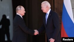 Presiden AS Joe Biden (kanan) dan Presiden Rusia Vladimir Putin saat bertemu di 'Villa la Grange',Jenewa, Swiss, 16 Juni 2021. 
