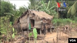 ផ្ទះ​​កសិករ​​ក្រួច សាន់​ ក្នុង​​ខេត្ត​​ឧត្តរមានជ័យ​​ ដែល​រង​គ្រោះ​ធ្ងន់ធ្ងរ​ដោយ​សារទឹក​ជំនន់​ថ្មីៗនេះ​នៅ​ឆ្នាំ​២០១៣​នេះ។​​