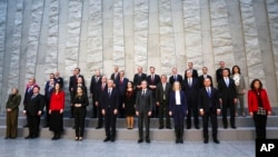 Generalni sekretar NATO-a Jens Stoltenberg i američki državni sekretar Antony J. Blinken sa ministrima vanjskih poslova NATO-a tokom grupne fotografije u sjedištu NATO-a u Briselu, četvrtak, 7. aprila 2022. (Evelyn Hockstein/ Fotografija bazena putem AP)