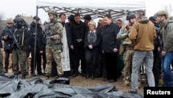 Predsednica Evropske komisije Ursula fon der Lajen tokom posete Buči (Foto: REUTERS/Valentyn Ogirenk)