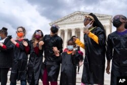 មនុស្សម្នានាំគ្នាអបអរសាទរការអនុម័តតាំងតែងចៅក្រមលោកស្រី Ketanji Brown Jackson ឲ្យ​ក្លាយ​ជា​ចៅក្រម​តុលាការកំពូល​ដំបូង​គេ​បង្អស់ដែលជា​ស្ត្រី​ស្បែកខ្មៅ នៅបរិវេណខាងក្រៅតុលាការកំពូលសហរដ្ឋអាមេរិក កាលពីថ្ងៃសុក្រ ទី ៨ ខែមេសា ឆ្នាំ ២០២២។