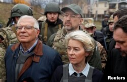 Presiden Komisi Eropa Ursula von der Leyen dan Perwakilan Tinggi Uni Eropa untuk Urusan Luar Negeri dan Kebijakan Keamanan Josep Borrell melihat saat mereka mengunjungi kota Bucha, saat serangan Rusia ke Ukraina berlanjut, di luar Kyiv, Ukraina 8 April 2022. ( Foto: REUTERS/Valentyn Ogirenko)