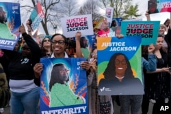 មនុស្សម្នានាំគ្នាអបអរសាទរការអនុម័តតាំងតែងចៅក្រមលោកស្រី Ketanji Brown Jackson ឲ្យ​ក្លាយ​ជា​ចៅក្រម​តុលាការកំពូល​ដំបូង​គេ​បង្អស់ដែលជា​ស្ត្រី​ស្បែកខ្មៅ នៅបរិវេណខាងក្រៅតុលាការកំពូលសហរដ្ឋអាមេរិក កាលពីថ្ងៃសុក្រ ទី ៨ ខែមេសា ឆ្នាំ ២០២២។