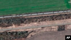 ARHIVA - Na satelitskom snimku kompanije Maksar vidi se vojni konvoj koji se kreće ka jugu, istočno od Harkova, 8. aprila 2022.