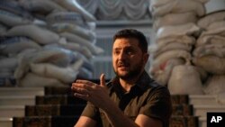 Presiden Ukraina Volodymyr Zelenskyy berbicara selama wawancara dengan The Associated Press di kantornya di Kyiv, Ukraina, 9 April 2022. (Foto: AP)