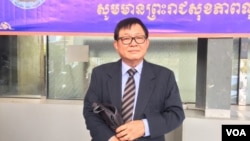 រូបឯកសារ៖ លោក សុន ឆ័យ អនុប្រធានគណបក្សភ្លើងទៀន ឈរថ្លែងនៅ​ក្នុង​សន្និសីទសារព័ត៌មានមួយ​នៅមុខអគារគណៈកម្មាធិការជាតិ​រៀបចំការបោះឆ្នោត នៅរាជធានីភ្នំពេញ នៅថ្ងៃទី១១ ខែមេសា ឆ្នាំ២០២២។ (លាស់ លីបលីប/វីអូអេ)