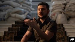 Arhiva - Predsednik Ukrajine Volodimir Zelenski govori tokom intervjua za Asošijeted pres, na stepenicama svog kabineta u Kijevu, Ukranina, 9. aprila 2022.