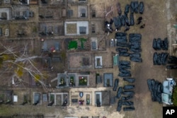 Policajci rade na identifikaciji civila koji su ubijeni tokom ruske okupacije Buče, u Ukrajini, na periferiji Kijeva, prije nego što su tijela poslali u mrtvačnicu, 6. aprila 2022.