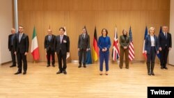 ​​​ក្រុម​រដ្ឋមន្ត្រី​ការ​បរទេស​នៃ​ប្រទេស G-7 ឈរ​ថតរូប​ជុំគ្នា។