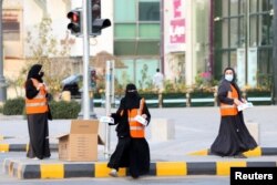 Para sukarelawan di Riyadh, Arab Saudi, membagikan makanan berbuka puasa selama bulan suci Ramadan, 3 April 2022. (REUTERS/Ahmed Yosri).