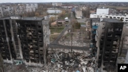 우크라이나 수도 크이우(러시아명 키예프) 북서쪽 보로디안카 도심 아파트가 러시아군 공격으로 파괴돼 있다. (자료사진)