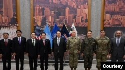 윤석열(가운데) 한국 대통령 당선인이 7일 평택 '캠프 험프리스'에서 폴 라캐머라(오른쪽 네번째) 주한미군사령관 겸 한미연합사령관 등과 기념촬영하고 있다.