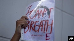 រូបឯកសារ៖ សកម្មជន​ម្នាក់​កាន់​រូបថត​របស់​សកម្មជន​ថៃ ​លោកWanchalearm Satsaksit អំឡុង​ពេល​បាតុកម្ម​នៅមុខ​ស្ថានទូត​ខ្មែរ​ក្នុង​ទីក្រុង​បាងកក ប្រទេសថៃ​នៅ​ថ្ងៃទី ៨ ខែមិថុនា ឆ្នាំ ២០២០។ (AP)