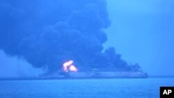 Foto yang diperoleh dari Penjaga Pantai Korea Selatan, kapal tanker “Sanchi” yang terdaftar di Panama tampak terbakar setelah bertabrakan dengan kapal barang yang terdaftar di Hongkong di lepas pantai timur China hari Minggu, 7 Januari 2018 (Foto: Penjaga Pantai Korea Selatan via AP)