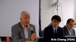 传协董事、前香港电台节目主持人韦安仕（Steve Vines））(左)。（美国之音郑乐捷）