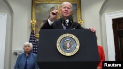 Le président américain Joe Biden fait une déclaration sur les prix de l'essence et les bénéfices des compagnies pétrolières alors que la secrétaire au Trésor américaine Janet Yellen écoute à la Maison Blanche à Washington, le 31 octobre 2022.
