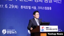 전병헌 청와대 정무수석이 29일 서울 롯데호텔에서 연합뉴스·통일부 주최로 열린 '2017 한반도통일 심포지엄'에서 대통령 축하 메시지를 대독하고 있다.