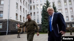 2022年4月9日，乌克兰总统泽连斯基在基辅会谈前欢迎英国首相约翰逊。